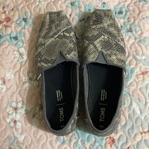 TOMS Snakeskin Slippers, women’s 9, like new! Grey / tan